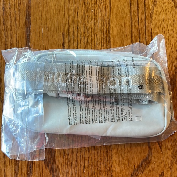 Lululemon Everywhere Belt Bag 1L in vapor, white and gold color - Picture 6 of 6